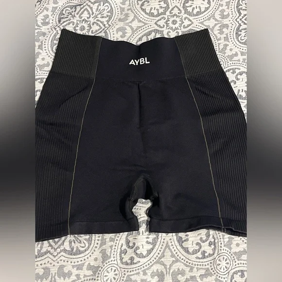 Aybl reflex seamless shorts black size Large EUC - Picture 5 of 8